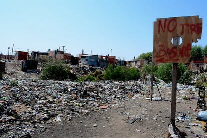 El cartel de No tire basura que hay plantado en barrio Costa del Lago, a las afueras de Buenos Aires, parece irónico.

