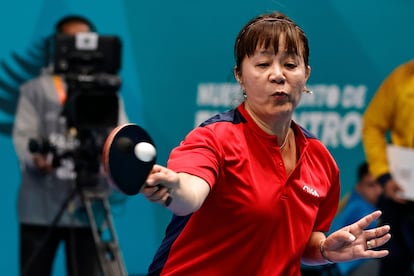 Tania Zeng durante un partido de tenis de mesa.