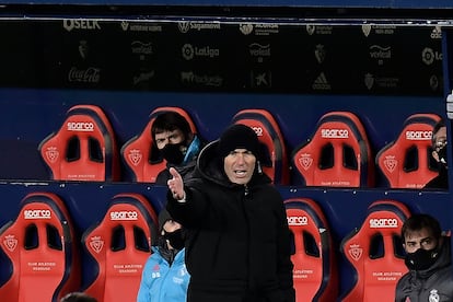 Zinedine Zidane, durante el partido contra Osasuna en El Sadar.