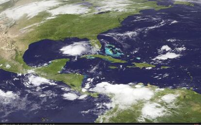 Fotografía que muestra la tormenta tropical Karen en el Golfo de México al oeste de Florida y al sur de Luisiana, Misisipi y Alabama.