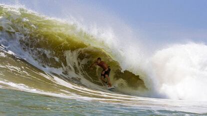 Mick Fanning en el tubo de la "Serpiente"