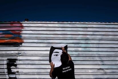 El artista venezolano Manuel Olivier, padre del asesinado Joaquin Oliver, trabaja en un mural en la valla fronteriza de EE UU y México, en Tijuana, el 19 de diciembre de 2018. Joaquin Oliver, de 17 años, fue asesinado en un tiroteo masivo en la escuela secundaria Marjoie Soneman Douglas, en Florida, en febrero de 2018. Su padre convirtió su arte en activismo tras su muerte. 