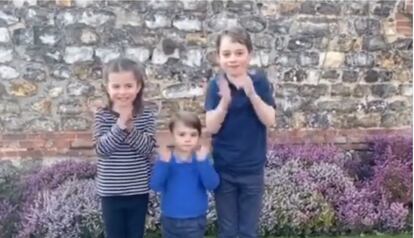 Carlota, Luis y Jorge de Cambridge aplauden en Norfolk.