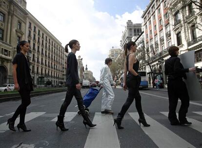 Desfile urbano de moda en la calle de Álcalá, con motivo del mes del diseño holandés en Madrid.