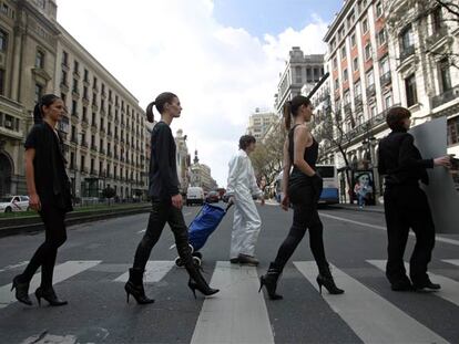 Desfile urbano de moda en la calle de Álcalá, con motivo del mes del diseño holandés en Madrid.