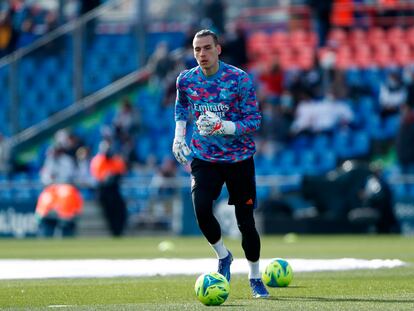 Andriy Lunin, en el calentamiento previo al Getafe-Madrid del pasado domingo.