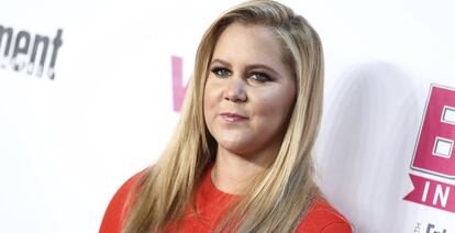 Amy Schumer posa en una alfombra roja.