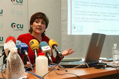 La técnico en calidad de la OCU Belén Ramos, durante la presentación del estudio sobre calidad y precio del agua.