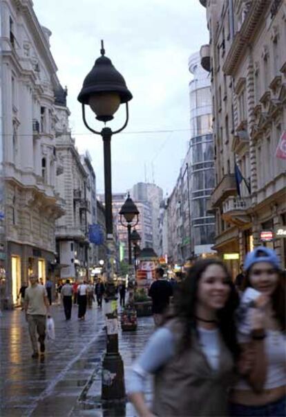 Paseantes al atardecer en la calle Knez Mihailova de Belgrado.