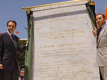 Zapatero y el rey Mohamed VI descubren una placa en recuerdo de las víctimas del atentado de Casablanca.