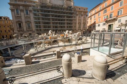 La Fontana di Trevi mide casi 40 metros y está situada en el cruce de tres calles ('vie'), de ahí su nombre. Marcaba el punto final del Aqua Virgo, un acueducto que suministraba agua a Roma. La fuente se construyó en 1629 (se terminó en 1762) por encargo del papa Urbano VIII, respetando la ubicación de una fuente anterior, simple, que habían encontrado. La contribución de Bernini, su arquitecto, fue cambiar la orientación al otro lado de la plaza para que quedase frente al Palacio del Quirinal, residencia del presidente de Italia.