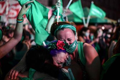 Dos mujeres lloran tras la aprobación de la ley en Buenos Aires. También estipula un plazo máximo de 10 días entre la solicitud de interrupción del embarazo y su realización, con el fin de impedir maniobras que retrasen el aborto hasta evitarlo.