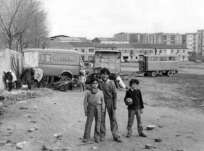 Salamanca, febrero de 1976<br>Imagen habitual de la periferia urbana de los años 70 que muestra la marginalidad de la población gitana.