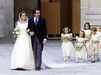 José María Aznar lleva del brazo a su hija Ana para su boda con Alejandro Agag en el Monasterio de El Escorial el 5 de septiembre de 2002.