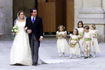 José María Aznar lleva del brazo a su hija Ana para su boda con Alejandro Agag en el Monasterio de El Escorial el 5 de septiembre de 2002.