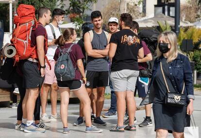Un grupo de jóvenes se reúnen en una calle de Tel Aviv, este domingo. El Ministerio de Sanidad contabilizó el sábado 82 casos, con una tasa de positividad que se sitúa por debajo del 1% desde comienzos de abril.