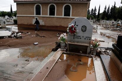 Destrozo en el cementerio de Mandra tras las lluvias torrenciales.