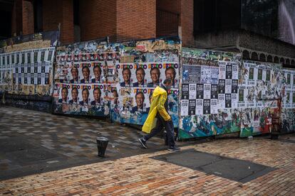 Vista de carteles del candidato Gustavo Petro en las calles del centro de Bogotá durante el día de las elecciones presidenciales.