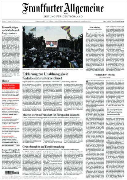 El periódico alemán 'Frankfurter Allgemeine Zeitung'. El diario dedica una parte principal de su portada al tema catalán y titula: "Firmada la declaración de la independencia de Cataluña". En la imagen que publica 'Frankfurter Allgemeine Zeitung', una multitud con 'senyeras' y 'esteladas' atiende al discurso del president Carles Puigdemont el martes.