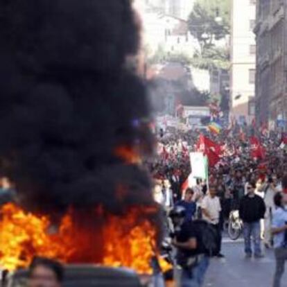 Un grupo de violentos ha irrumpido en la manifestación de Roma, que hasta entonces transcurría con normalidad.