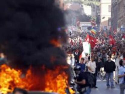 Un grupo de violentos ha irrumpido en la manifestación de Roma, que hasta entonces transcurría con normalidad.