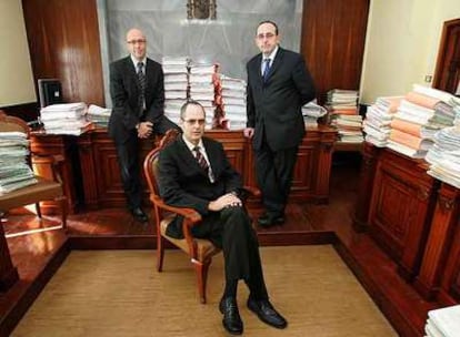 Los jueces (ambos de pie) Miguel Ángel Parramón (izquierda, <i>caso Parques Eólicos)</i> y Javier García Torrado<i> (caso Telde),</i> con el fiscal de ambos casos, Luis del Río.