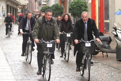 El director general de Tráfico (derecha) pasea el miércoles en bicicleta por Córdoba con otras autoridades.