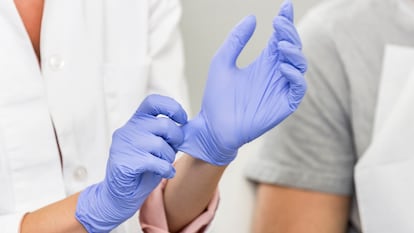 Son más resistentes y contienen menos alérgenos que los guantes de látex. GETTY IMAGES.