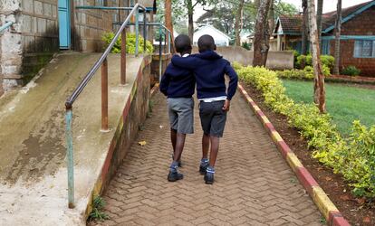 Dos alumnos de la escuela de Thika, en el condado de Kiambu, en Kenia, el 29 de octubre de 2020.