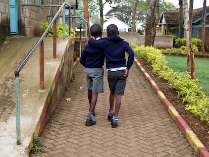 Dos alumnos de la escuela de Thika, en el condado de Kiambu, en Kenia, el 29 de octubre de 2020.