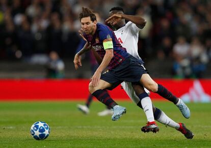 El centrocampista del Tottenham, Victor Wanyama, comete falta sobre el delantero del Barcelona Lionel Messi.