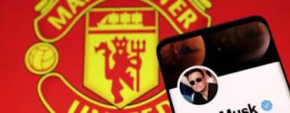 Escudo del Manchester United y cuenta de Twitter de Musk.