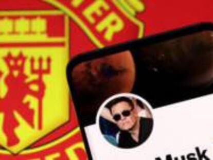 Escudo del Manchester United y cuenta de Twitter de Musk.