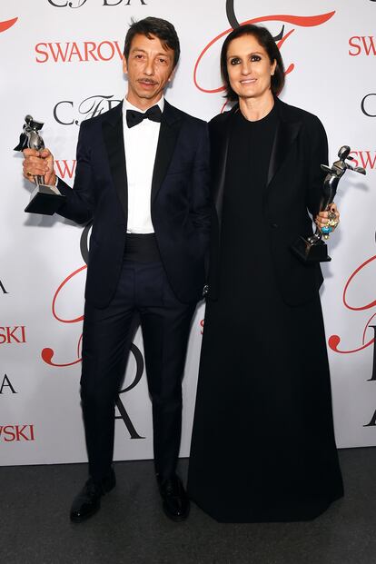 Pierpaolo Piccioli y Maria Grazia Chiuri, diseñadores de Valentino fueron galardonados con el Premio Internacional.