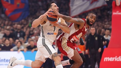 Facundo Campazzo (L), del Real Madrid, en acción ante Codi Miller-Mcintyre (R), del Estrella Roja, en la pasada jornada de la Euroliga.