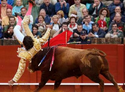 Curro Díaz es volteado por su segundo toro.