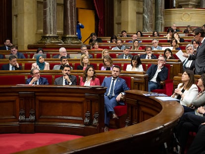 Una imagen de la sesión plenaria de este miércoles en el Parlament. El primer secretario del PSC, Salvador Illa, interviene en presencia de Pere Aragonès y demás diputados.
