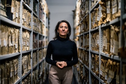 La directora técnica del Archivo Histórico de la Armada, Pilar del Campo, en uno de los muelles con documentación del centro.