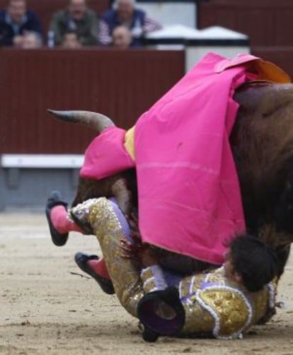 El diestro Antonio Nazaré es corneado en las Ventas.