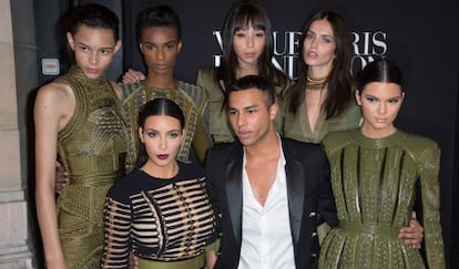 El dise&ntilde;ador de Balmain junto a Kim Kardashian (a su derecha) en una presentaci&oacute;n. 