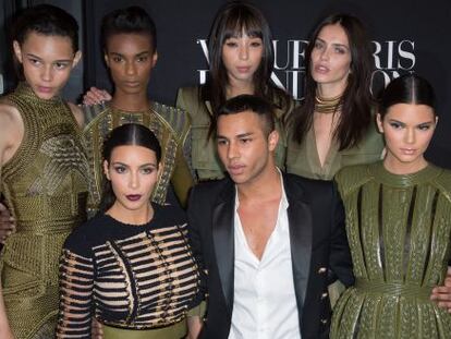 El dise&ntilde;ador de Balmain junto a Kim Kardashian (a su derecha) en una presentaci&oacute;n. 