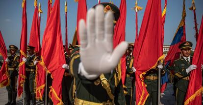 La guardia de honor china durante la ceremonia de bienvenida de Iván Duque.