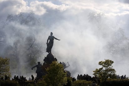 A cloud of tear gas is seen around the statue of the Place de la Nation during clashes between youths and police during a demonstration against the French labour law proposal in Paris, France, as part of a nationwide labor reform protests and strikes, April 28, 2016.    REUTERS/Philippe Wojazer  TPX IMAGES OF THE DAY