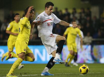 Negredo intenta un control.