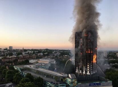 Al menos 30 personas han resultado heridas en el incendio de la torre residencial de 24 plantas, en el centro-oeste de Londres, que han sido trasladadas a cinco hospitales de la capital británica.