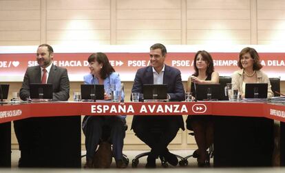 De izquierda a derecha, José Luis Ábalos, Cristina Narbona, Pedro Sánchez, Adriana Lastra y Carmen Calvo, en una reunión de la ejecutiva permanente socialista el pasado 8 de julio.