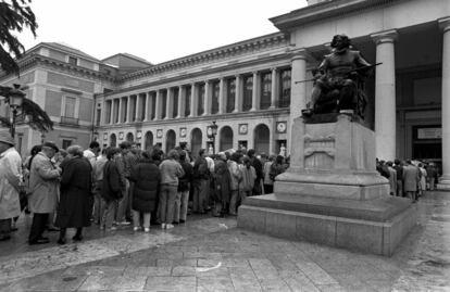 La exposición de Velázquez de 1990 reunió 79 cuadros del pintor sevillano, más del 80% de su producción, en las salas del Museo del Prado (Madrid). Se inauguró el 23 de enero y registró más de 600.000 visitantes. Hubo esperas de hasta cinco horas, según la organización. Esta fotografía, tomada el 1 de abril de 1990, muestra las largas colas que seguían formándose varias semanas después de la inauguración.