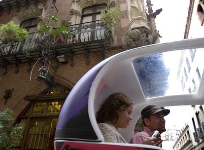 Un ciclotaxi pasa por delante del restaurante Els Quatre Gats, ubicado en un edificio de la calle de Montsió proyectado por el arquitecto Josep Puig i Cadafalch en 1897.