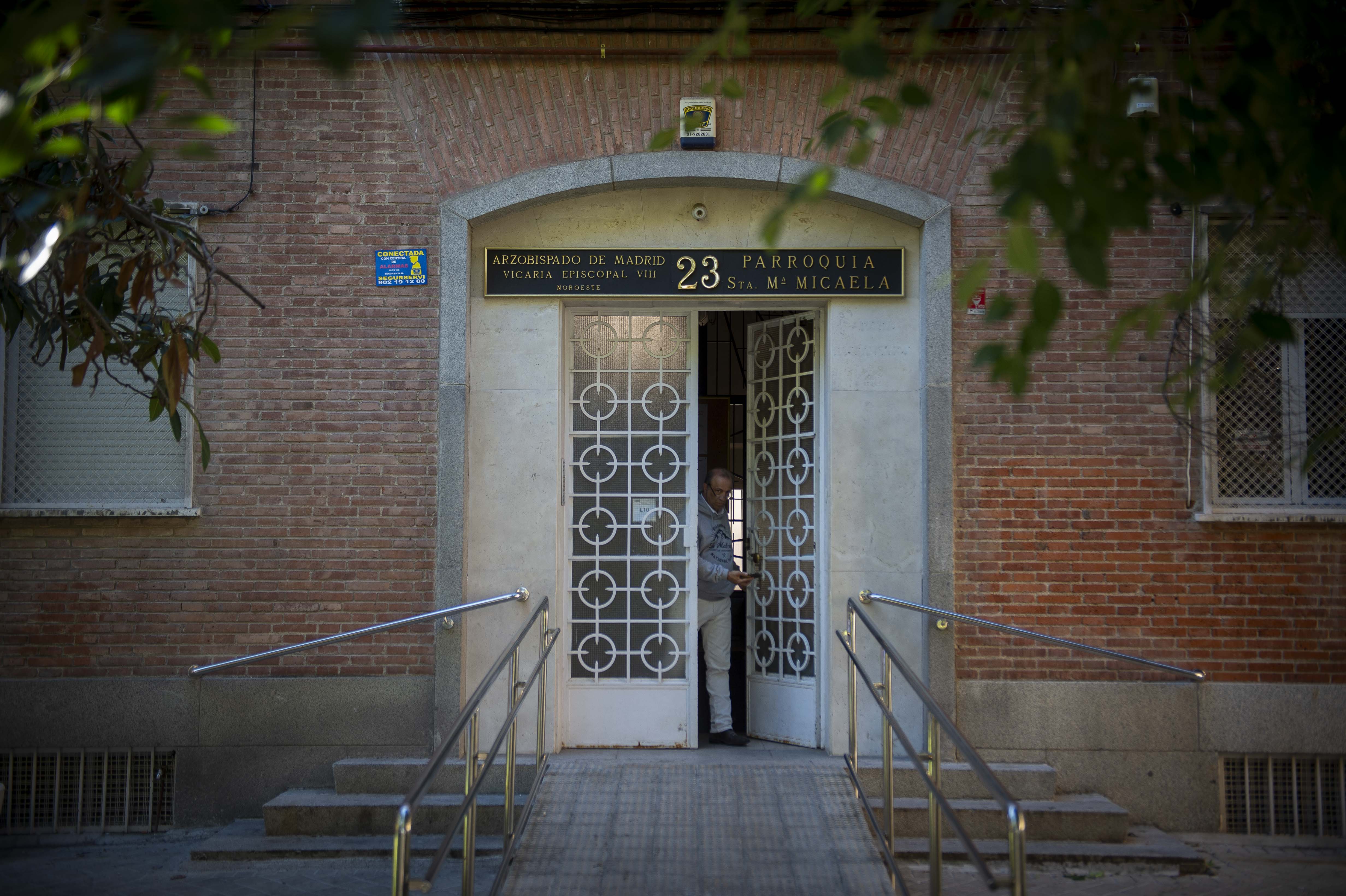 El doctor Jesús Poveda sale de la parroquia Santa María Micaela, donde se encuentra la Asociación de Ayuda a la Mujer Embarazada, en la que enseñan labores domésticas a las mujeres para que puedan conseguir empleos del hogar junto a sus hijos.