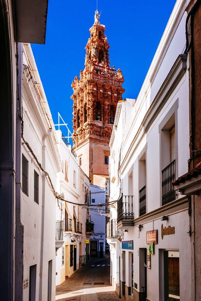 Jerez de los Caballeros (Badajoz). Lugar de nacimiento de Núñez de Balboa y enclavado en el tramo más occidental de Sierra Morena, destaca por su casco antiguo amurallado y su castillo templario, del siglo XIII. “Jerez es también conocida por su arquitectura medieval, sus estrechas calles de origen islámico y su profunda vinculación con la tradición vinícola”, reseñan desde la red Los Pueblos más Bonitos de España. La casa-museo Vasco Núñez de Balboa, conventos y palacios del siglo XV, iglesias como la de San Bartolomé, la Alcazaba o un puente romano sobre el río Ardila son otros de sus atractivos. También su Festival Templario. Fue Alfonso IX de León quien en el siglo XIII cedió para su custodia la Villa de Jerez a la Orden del Temple, a la que debe su fisonomía, su espíritu señorial y su nombre, por los caballeros templarios. Jerez de los Caballeros es Extremadura pura, dehesas sin fin.
